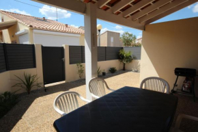 Villa 5 couchages 2 chambres belle terrasse d'angle piscine commune dans résidence sécurisée à 200m de la mer LRMA2A